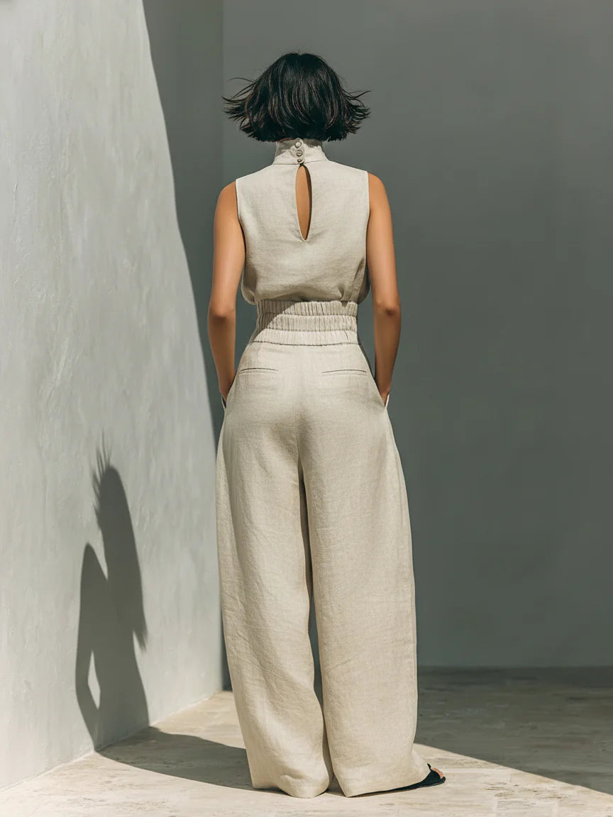 Conjunto compuesto por una blusa sin mangas y pantalones de pierna ancha en una mezcla de algodón y lino.