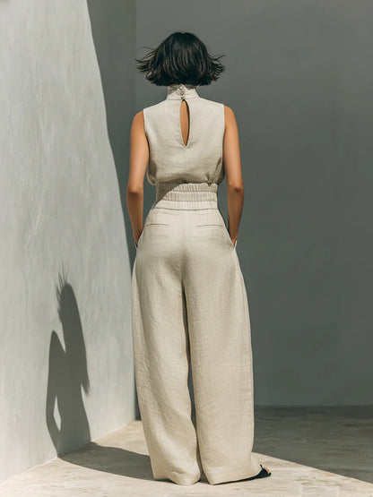 Conjunto compuesto por una blusa sin mangas y pantalones de pierna ancha en una mezcla de algodón y lino.